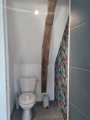シャワー、トイレットペーパー