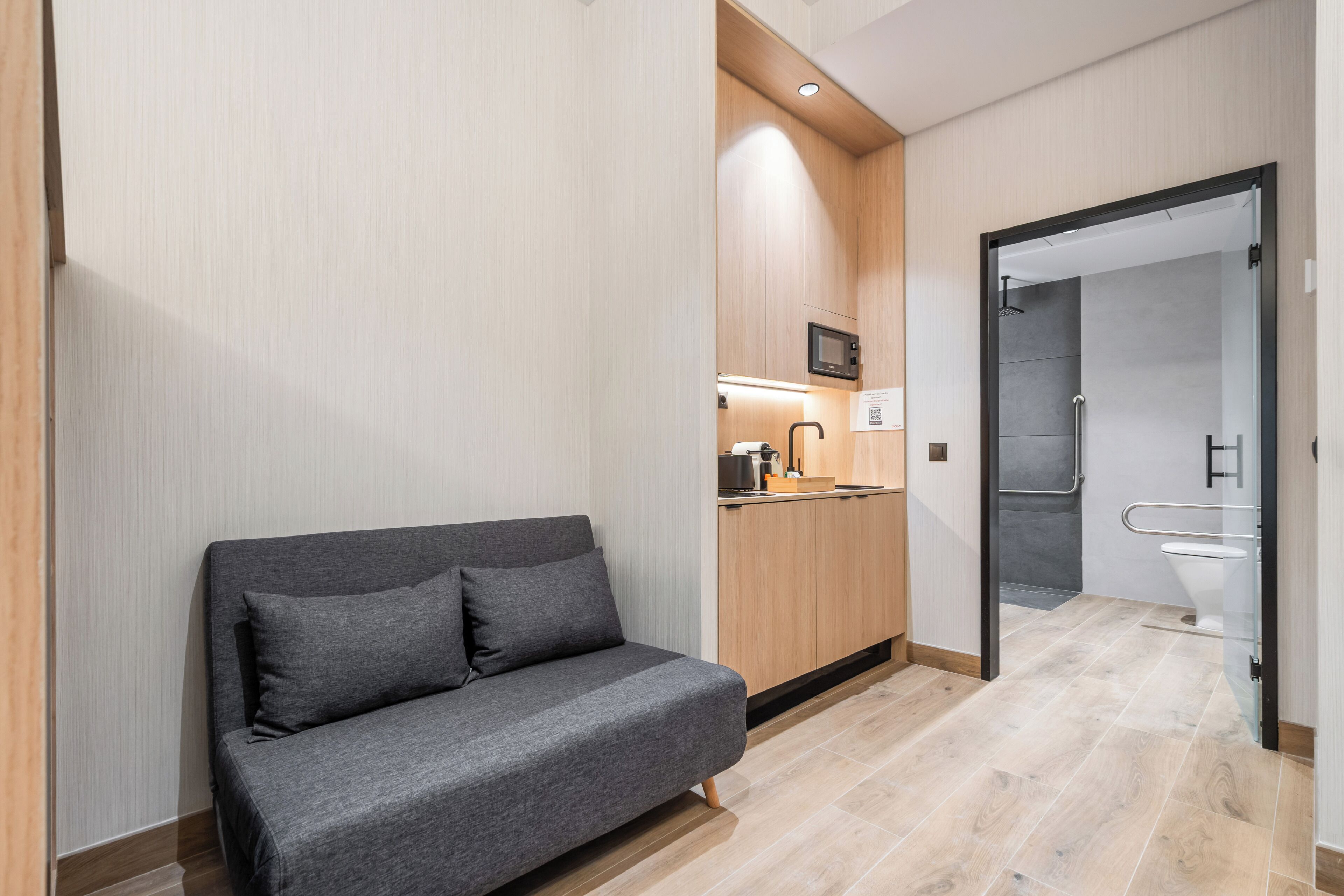 Estudio Deluxe, accesible en silla de ruedas | Baño | Ducha, secador de pelo, toallas y jabón