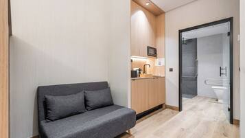 Estudio Deluxe, accesible en silla de ruedas | Baño | Ducha, secador de pelo, toallas y jabón