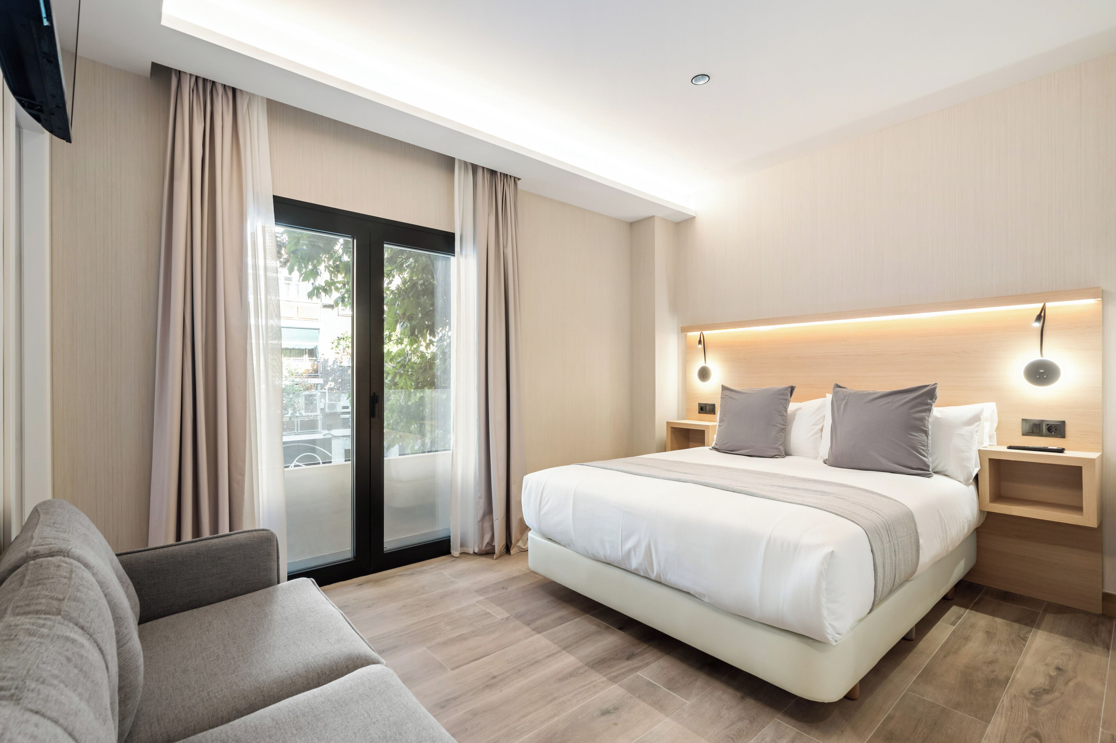 Ropa de cama de alta calidad, edredón, minibar y escritorio 