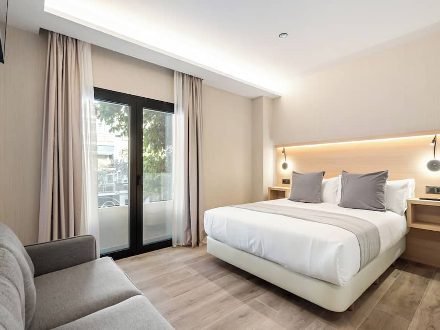 Ropa de cama de alta calidad, edredones de plumas, minibar y escritorio