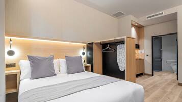Estudio Deluxe, acceso para personas con movilidad reducida | Ropa de cama de alta calidad, edredón, minibar y escritorio