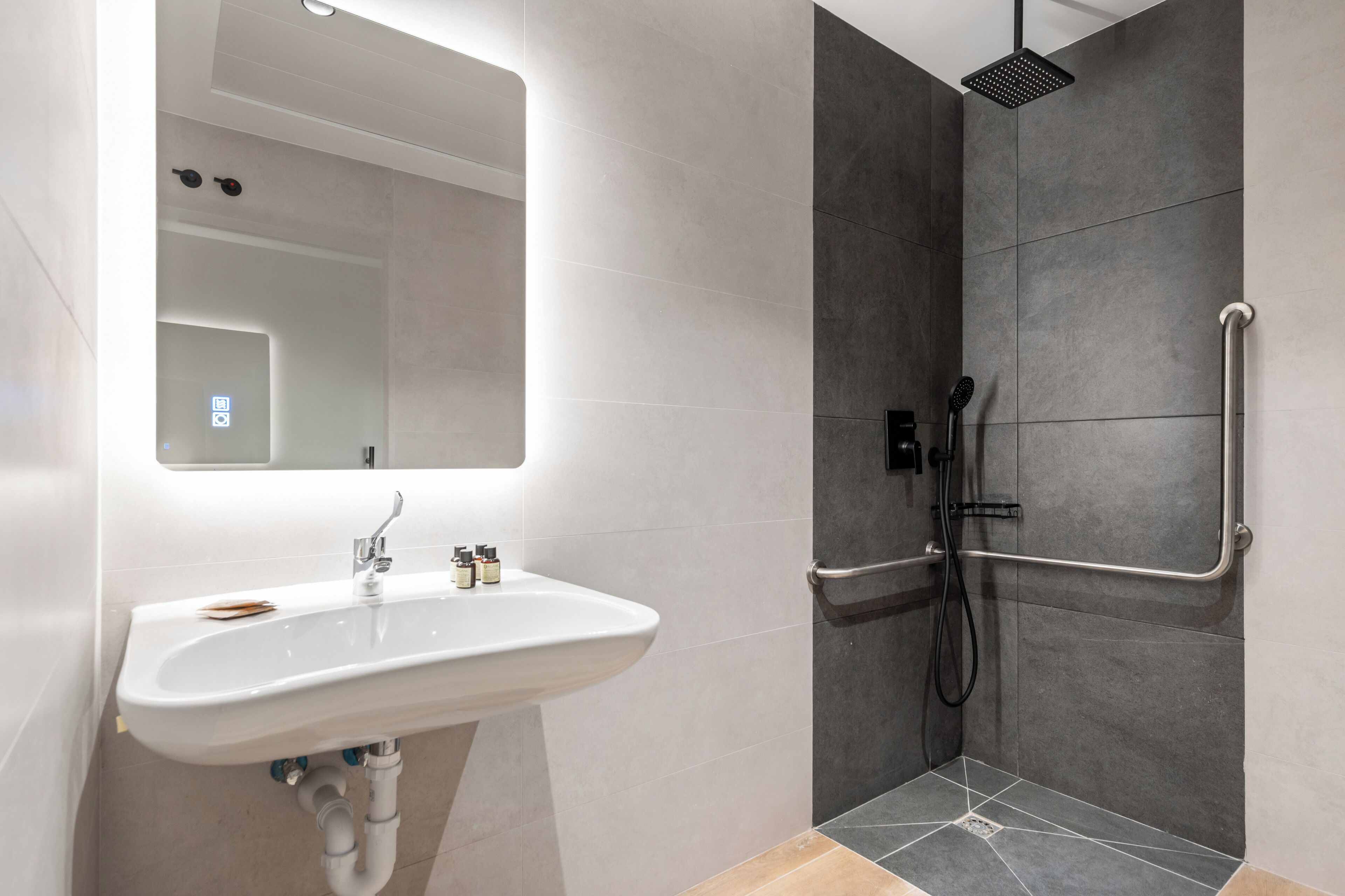 Deluxe studio, toegankelijk voor rolstoelgebruikers | Badkamer | Een douche, een haardroger, handdoeken, zeep