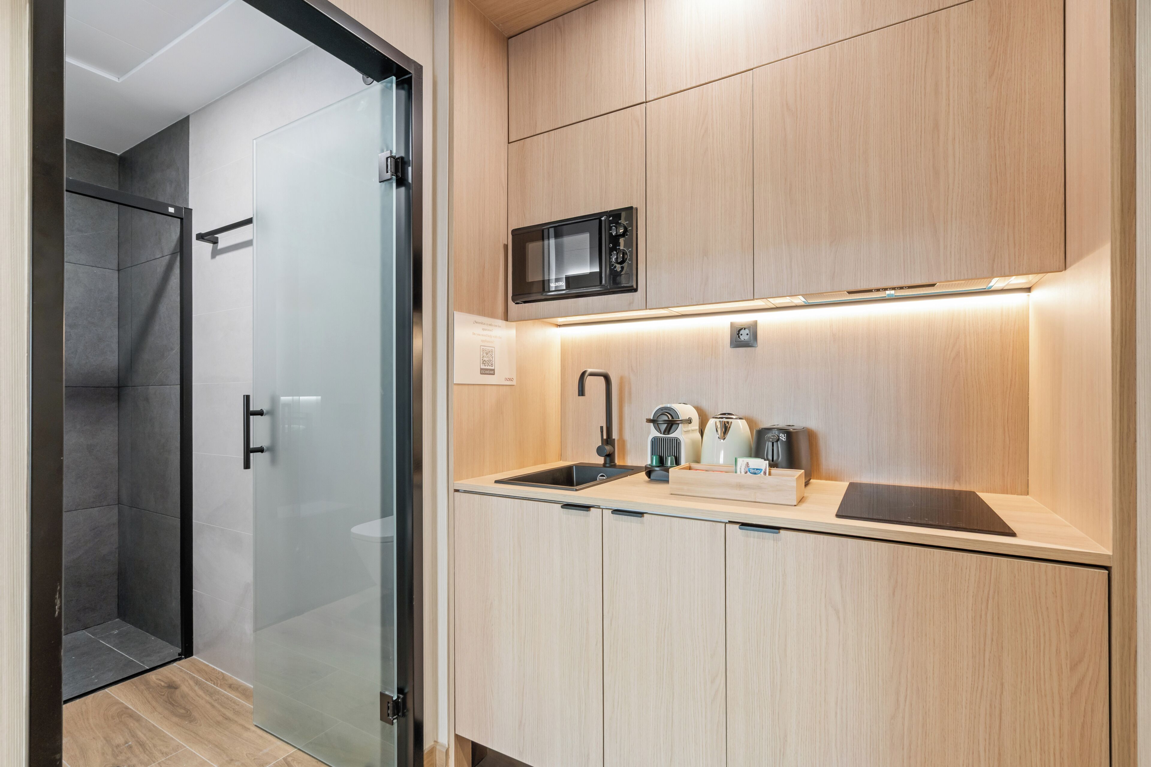 Estudio Deluxe | Cocina privada | Frigorífico pequeño, microondas y placa de cocina