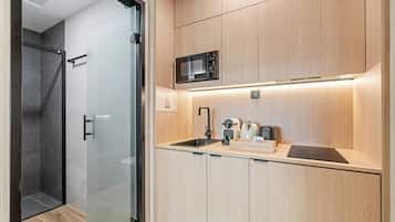Estudio Deluxe | Cocina privada | Frigorífico pequeño, microondas y placa de cocina