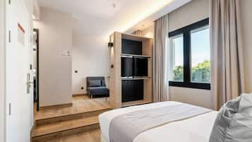 Apartamento familiar | Ropa de cama de alta calidad, edredones de plumas, minibar y escritorio