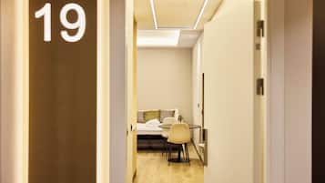 Estudio superior | Ropa de cama de alta calidad, edredones de plumas, minibar y escritorio