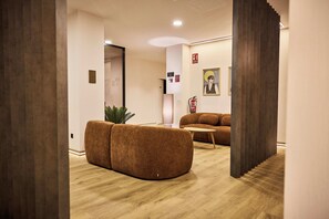 43-inch Smart TV with cable channels - Medichë Rooms General Ricardos (Madrid)