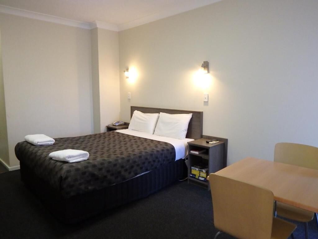 Quarto casal luxo, vista para o jardim | Ferros/tábuas de passar roupa, Wi-Fi de cortesia