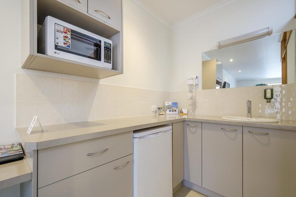 Deluxe Double Room, Garden View | Private kitchen