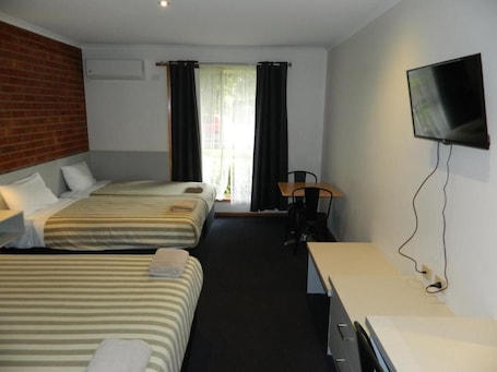 Standard Room, Pool View | Iron/ironing board, free WiFi. Werribee Motel and Apartment