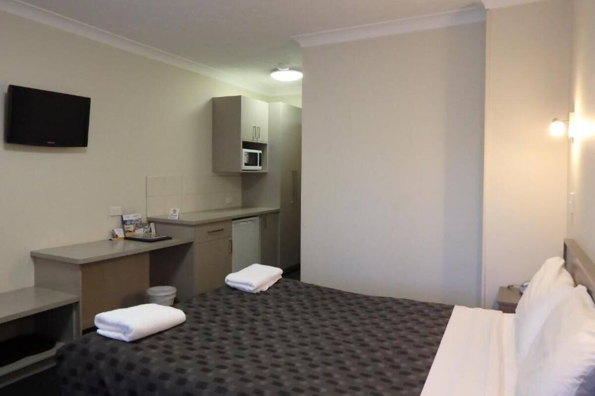 Standard Double Room | Iron/ironing board, free WiFi