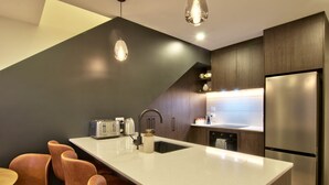Réfrigérateur, four à micro-ondes, un four, surface de cuisson