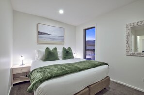 3 bedrooms, iron/ironing board, WiFi, bed sheets - The Remarkable Bliss (Queenstown)