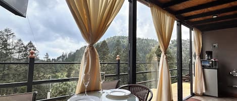 Basic Room, Balcony, Mountain View | Dining room