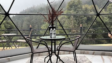 Familjetält - utsikt mot bergen | Restaurang utomhus
