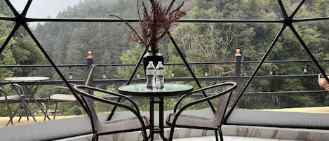 Tente familiale, vue sur la montagne | Restauration en plein air