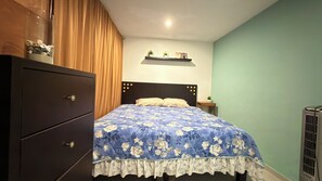 Tabla de planchar con plancha, wifi y ropa de cama