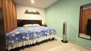 Tabla de planchar con plancha, wifi y ropa de cama