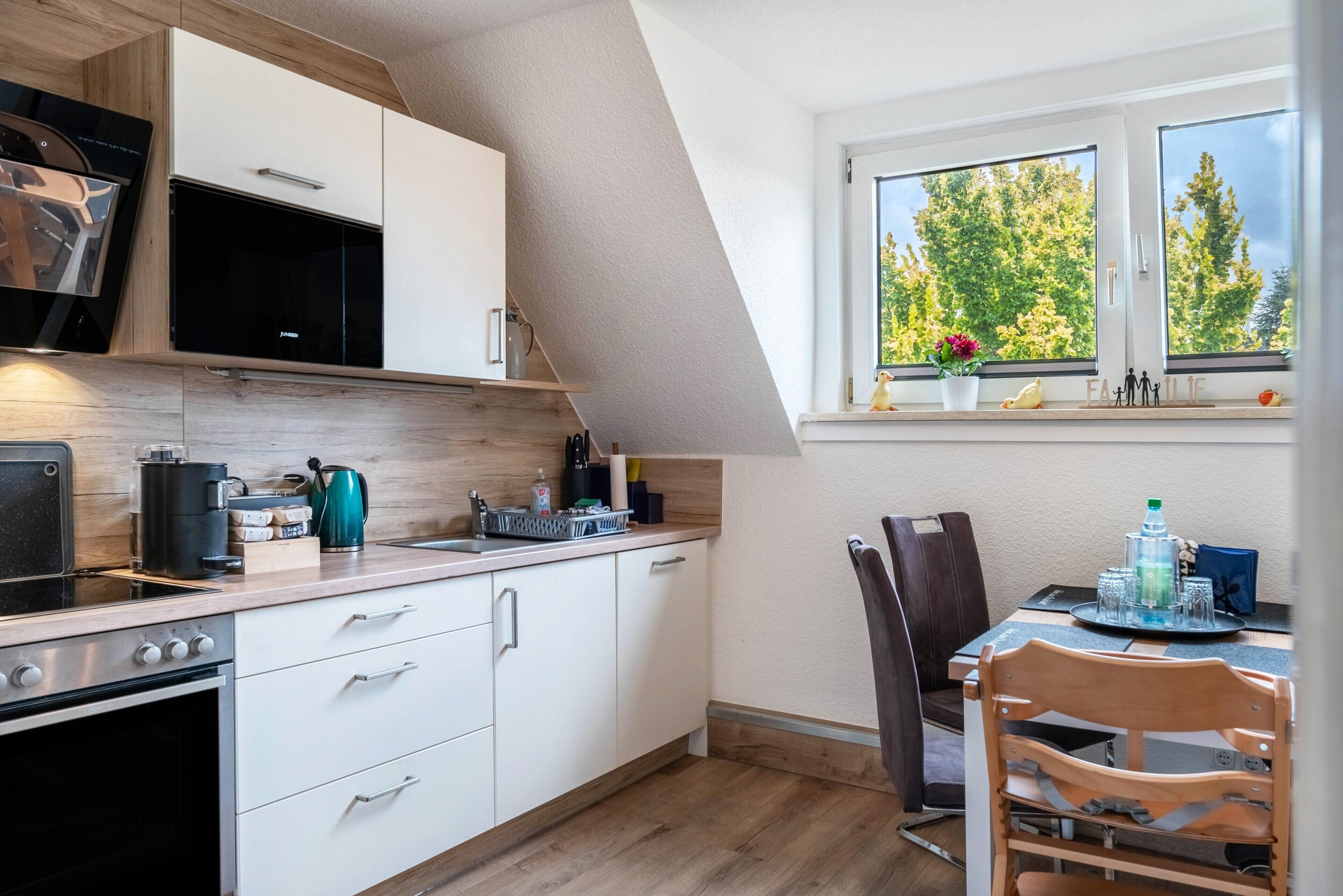 Coffee/tea maker, fridge, microwave, oven