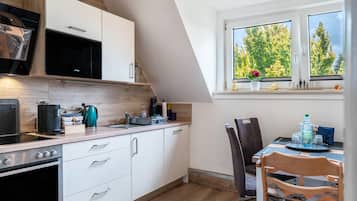 Coffee/tea maker, fridge, microwave, oven