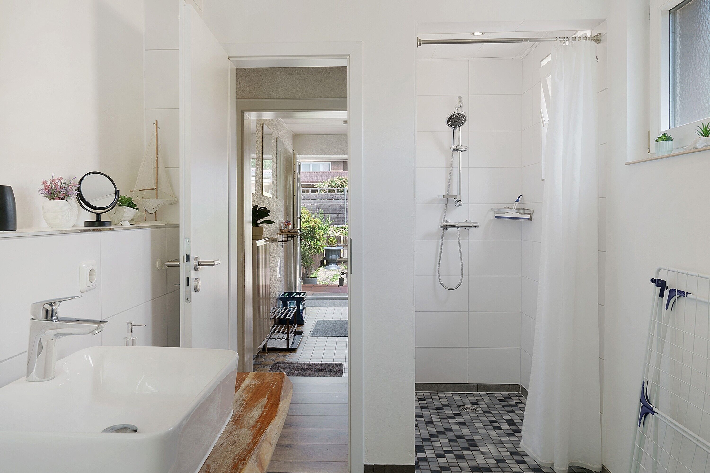 Douche, séchoir à cheveux, serviettes fournies