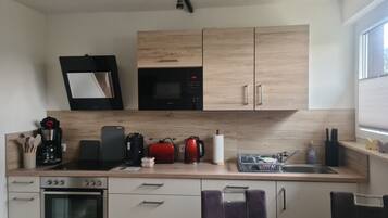 Kühlschrank, Mikrowelle, Ofen, Herdplatte