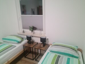 Een strijkplank/strijkijzer, wifi, beddengoed