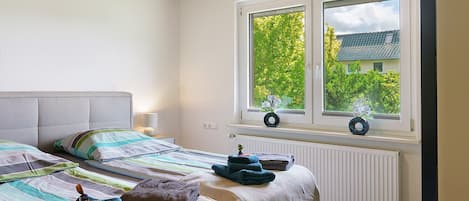 Tabla de planchar con plancha, wifi y ropa de cama