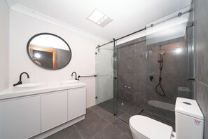 Haartrockner, Bidet, Handtücher, Seife