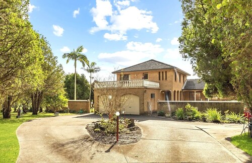 Spacious 5-Acre Retreat for Groups in Galston