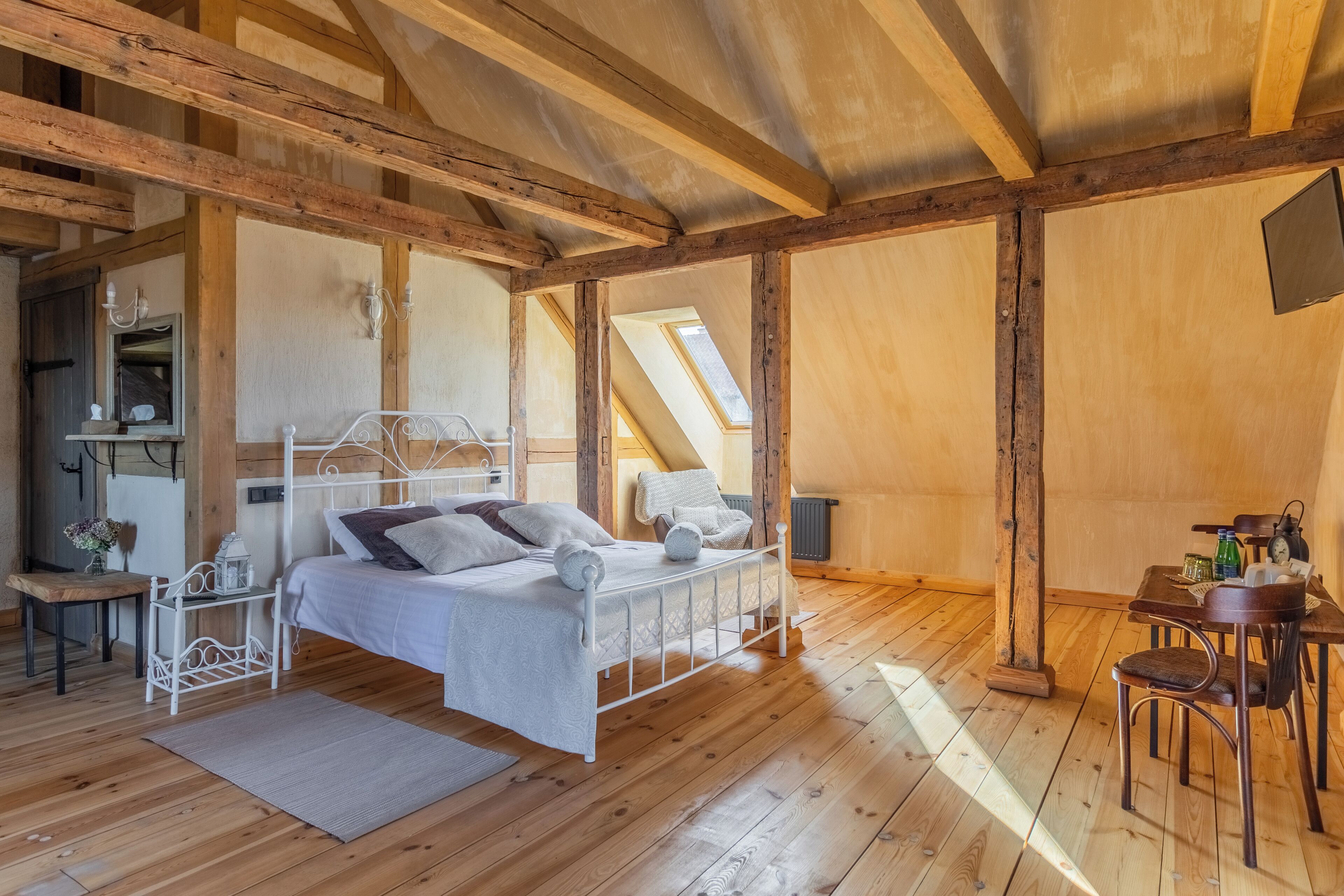 Classic Double Room, Garden View | Desk