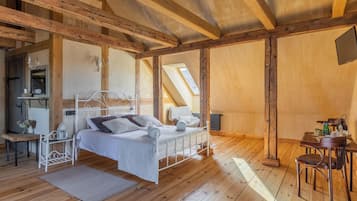 Classic Double Room, Garden View | Desk