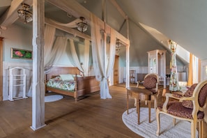 Deluxe Double Room, Garden View | Desk