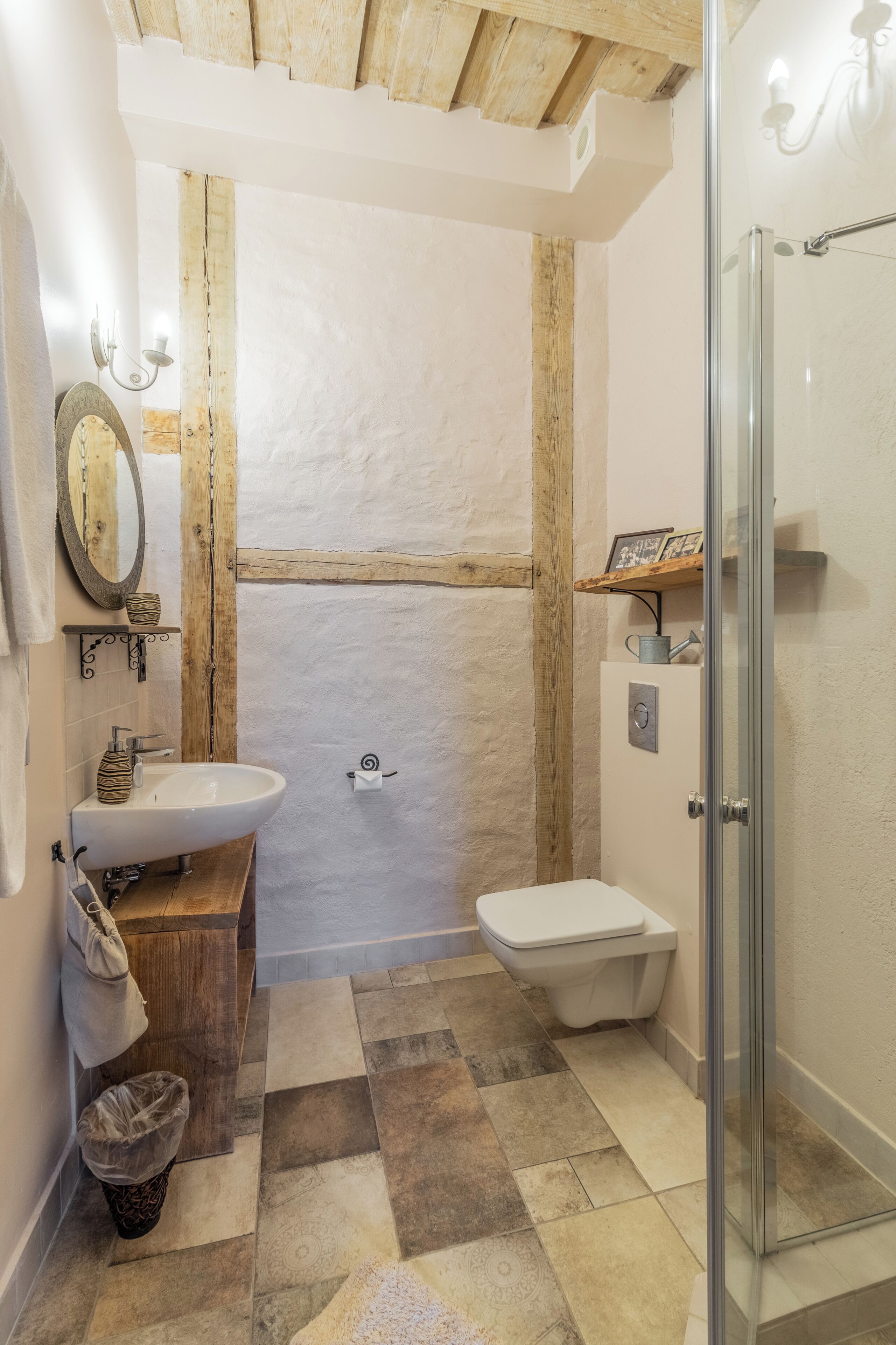 Chambre Double Classique, vue jardin | Salle de bain | Sèche-cheveux, serviettes fournies, savon, shampoing