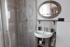 Basic Triple Room | Bathroom | Hair dryer, towels, soap, shampoo