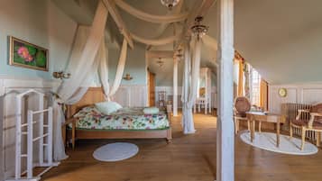Deluxe Double Room, Garden View | Desk
