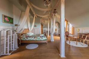 Deluxe Double Room, Garden View | Desk - Mazmežotnes muiža (Mazmežotne)