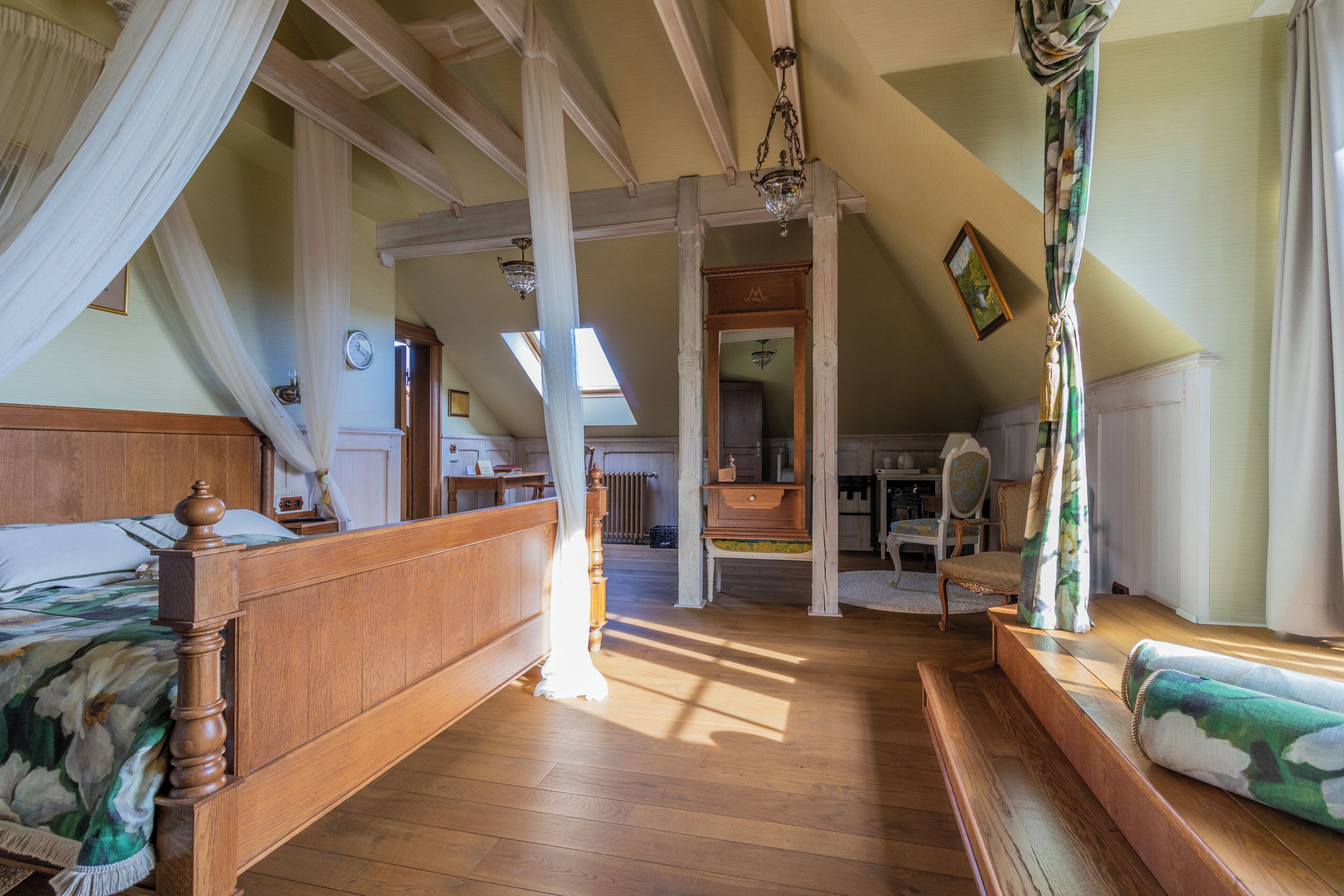 Deluxe Double Room, Garden View | Desk