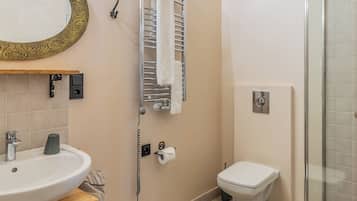 Classic Twin Room | Bathroom | Hair dryer, towels, soap, shampoo