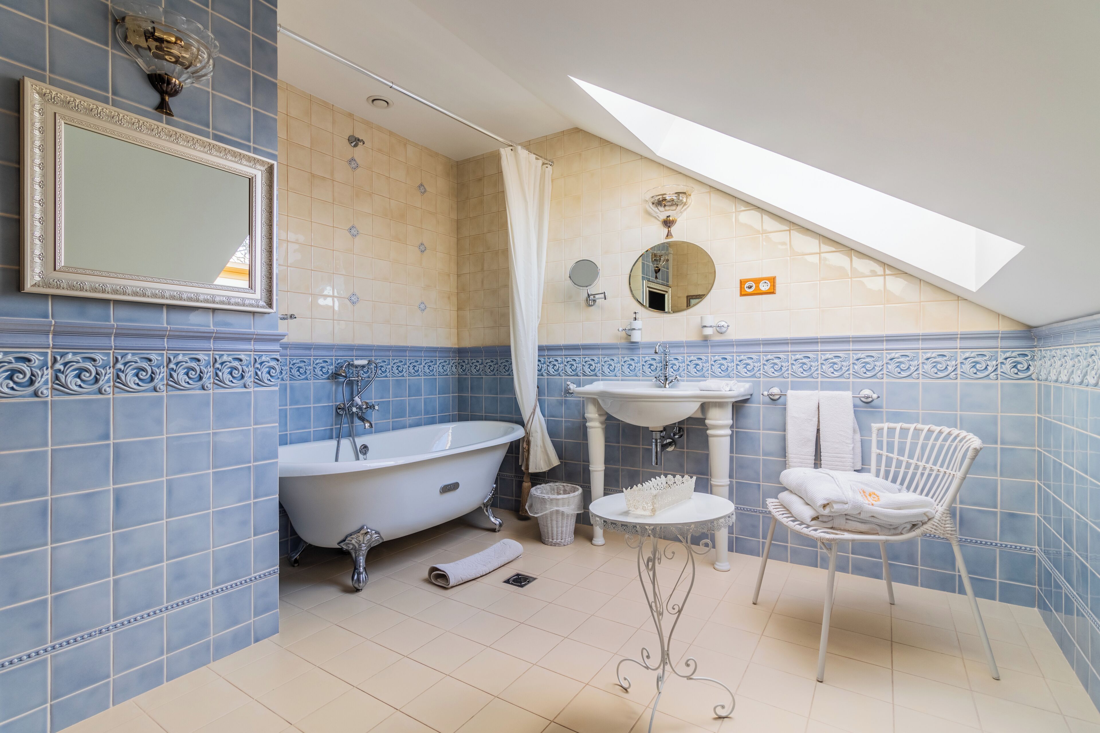 Deluxe Double Room, Garden View | Bathroom | Hair dryer, towels, soap, shampoo