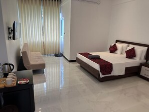 Classic-Studio, Balkon, Stadtblick | Zimmersafe, schallisolierte Zimmer, Bügeleisen/Bügelbrett