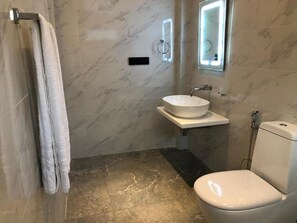 Classic-Studio, Balkon, Stadtblick | Badezimmer