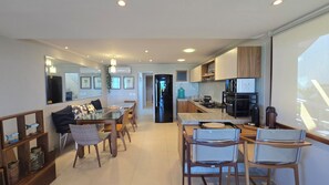 Dining - House with ocean view, resort-style beachfront condominium. (Armação dos Búzios)