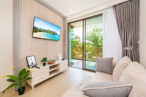 Habitación doble, balcón, vistas al jardín | Zona de estar | Smart TV de 55 pulgadas con canales digitales