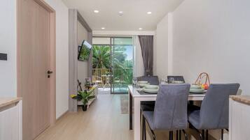 Doppelzimmer, Balkon, Gartenblick | Speisen