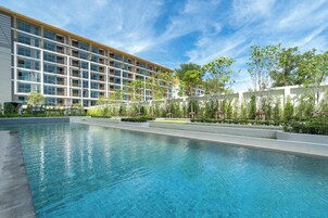 Una piscina al aire libre