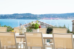 Outdoor dining - Magnificent Villa Semaphore sea view near beaches (Sainte-Maxime)