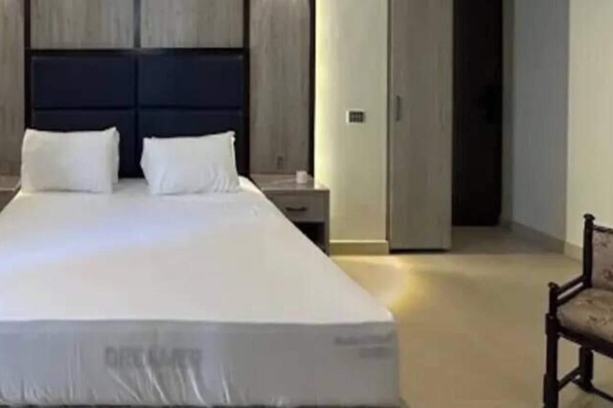 Deluxe Room | Iron/ironing board, free WiFi