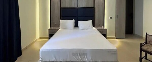 Deluxe Room | Iron/ironing board, free WiFi - Sea Breeze Chalet (Karachi)